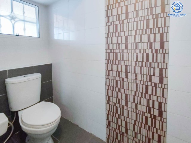 ทาวน์เฮ้าส์มือสอง โครงการ แกรนด์พลีโน่ รัตนาธิเบศร์ บนเนื้อที่ 18.6 ตร.ว. ฟังก์ชัน 3 ห้องนอน 2 ห้องน้ำ 1 ที่จอดรถ ทำเลดี เชื่อมต่อถนนติวานนท์ ถนนรัตนาธิเบศร์ ถนนนครอินทร์ ถนนราชพฤกษ์ ใกล้รถไฟฟ้าสายสีม่วง "สถานีบางพลู" และทางด่วน "ศรีรัช"